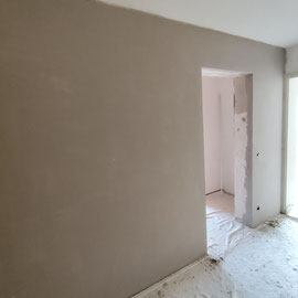 Wand neu verputzt und Rundbogen entfernt.