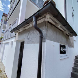 Wasserschaden mitbereits entfernter maroden Putzfläche.