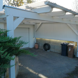 Carport modernisiert mit neuem Lack farblich gestaltet.