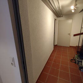 Kellersanierung mit neu verputzten Wänden und Marmorputzoberfläche.