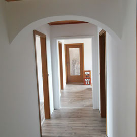 Wohnungsrenovierung mit neuer Tapete und neu gestrichen.
