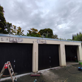 Garagensanierung zu sehen bei der maroden Putzoberfläche