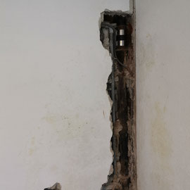 Wasserschaden mit bereits geöffneter Wand.