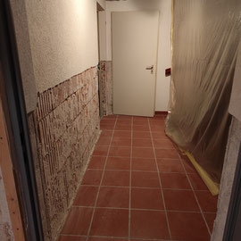 Wasscherschaden im Keller mit bereits entfernter Putzfläche.