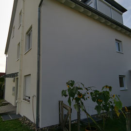Fassade mit gereinigter, desinfizierter und neuer Premium Farbbeschichtung.