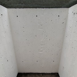 Kellerschacht mit nach der Reinigung und Desinfizierung mit einer selbstreinigenden Farbe gestrichen.