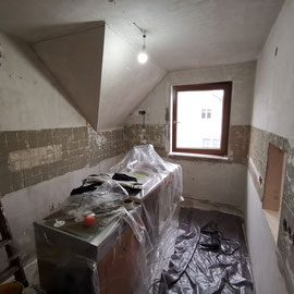 Küchenwände und Decke vor der Renovierung.