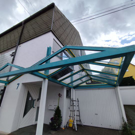 Glasdachmetallkonstruktion im alten zustand.