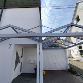 Glasdachmetallkonstruktion im neuem Farbton lackiert.