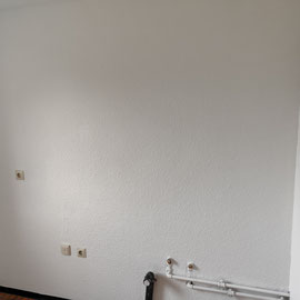 Küchenrenovierung neu verputzt und mit strapazierfähiger Tapete montiert.