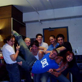 In Betsy (ganz links) und meinem dorm room