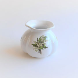 Vase mit Blumen- und Schmetterlingsmotiv