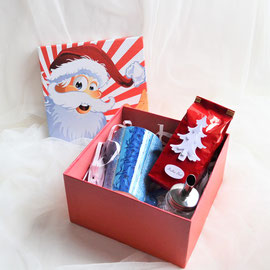 Teegeschenkbox Nikolaus rot, gefüllt mit einer großen blauen von Hand bemalten Tasse, Zuckerstreuer und einer Packungen Tee nach Ihrer Wahl.