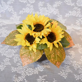 Gesteck mit Sonnenblumen im braunen Keramiktopf
