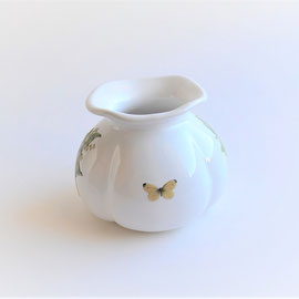 Vase mit Blumen- und Schmetterlingsmotiv