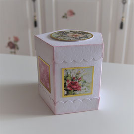 Fünfeckbox mit Blumenmotiven