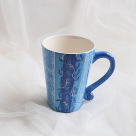 Teegeschenkbox Nikolaus rot, gefüllt mit einer großen blauen von Hand bemalten Tasse, Zuckerstreuer und einer Packungen Tee nach Ihrer Wahl.