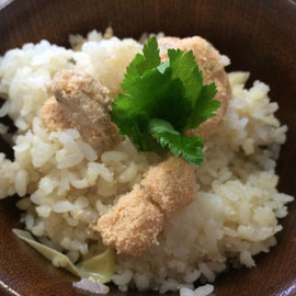 網走の新鮮な助子と京都の採れたて筍を炊き込んだごはん。本日は米粒麦を25％入れて炊き込んだ。何度試作しても美味しかったので自信作だったが、やはりかなりの大好評だった。