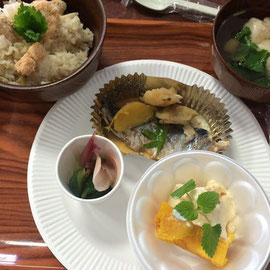 ボリューム満点のメニュー、いつもは食欲があまりない方もペロリ。作り方は簡単なので実演して説明。家で作ってみるという意見も多かった。