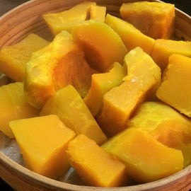 ホクホクの冷凍カボチャ。北海道の農家さんから空輸していただいたもの。おいしく食べてもらいたいという気持ちがそのまま深い味わいやうま味に出ているようで本当に感動の味。蒸籠で蒸すとふんわりと優しくなる気がする。