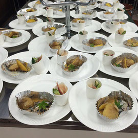 40人分をとても手際よく盛りつけてくれる地域の女性陣。盛りつけにも最新の注意を払うなどプロ顔負けの仕事をしてくれる。ボランティアで朝早くから本当にいつも感謝です。