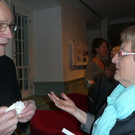 Françoise Bourgault en discussion avec M. Blais originaire deSaint-Nazaire et présent au lancement du livre