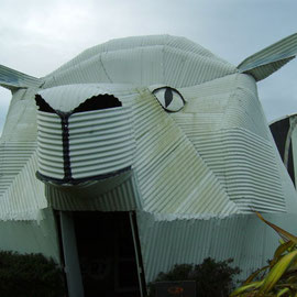 Schafsförmiges Gebäude in Tirau