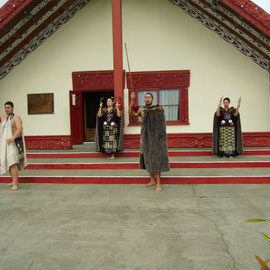 Begrussung vor dem Maori Meeting House