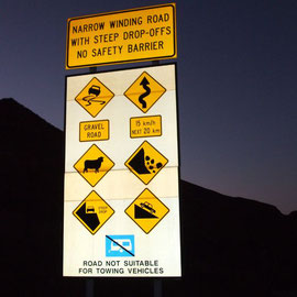 Warnschilder an der Skippers Canyon Road