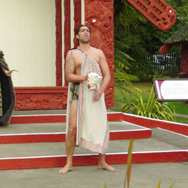 Begrüssung vor dem Maori Meeting House