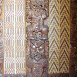 Geflochtese Wandpanele und Schnitzereien im Maori Meeting House