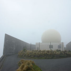 Der Radarturm von Wellington mitten in einer Wolke