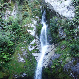 Wasserfall am Lake Karniere
