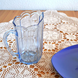 Blaue Glaskaraffe aus Omas Küche