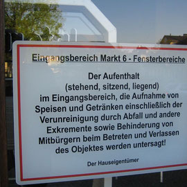 Im Eingangsbereich einer Apotheke in Saalfeld