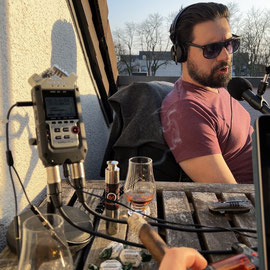 Das Bild zur Folge 120 des Männerquatsch Podcast, zeigt uns bei der Aufnahme, auf dem Balkon mit Whisky und Zigarre. 