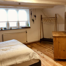 das Giebelzimmer / Schlafzimmer der Ferienwohnung
