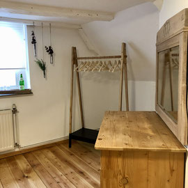 antike Kommode im Schlafzimmer der Ferienwohnung/Eckbäckerhaus