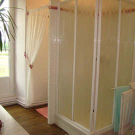 Coin douche et toilette Minane au Masbareau Chambre d'Hôtes de Charme en Limousin, proximité Saint-Léonard-de-Noblat, Limoges , Haute-Vienne, Nouvelle-Aquitaine