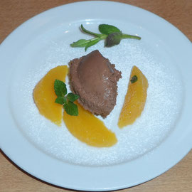Schokoladen-Mousse mit Orangen und Minze