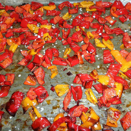 Paprika nach dem Backen mit grobem Meersalz salzen