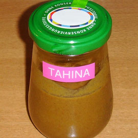 Tahina mit Olivenöl bedeckt im Kühlschrank aufbewahren
