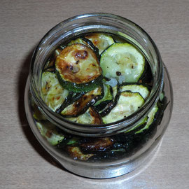 Zucchini_im Glas mit Olivenöl bedeckt_zur Aufbewahrung im Kühlschrank