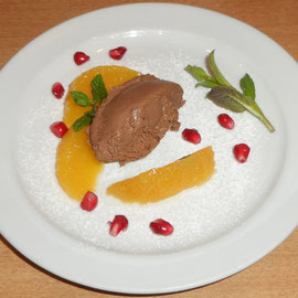 Schokoladen-Mousse mit Orangen und Granatapfelkernen