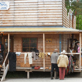 Tepichverkauf vor dem Rusty Spur Saloon