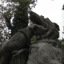 Statuen zwischen Domwiese und dom