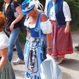 die Bussi-Bussi Gesellschaft entdeckt Sersheim .    und auch noch ein 1860 München Dirndel .   J E S U S .......................