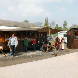 der Kistler und sein Weib mit Stand und Puppentheater