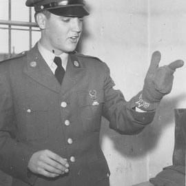 13 - Horst Schüssler: "GI ELVIS PRESLEY" , Foto: Sammlung MUSEUM BAD NAUHEIM, stellvertr. Beatrix van Ooyen