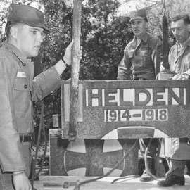 27 - Horst Schüssler: "GI ELVIS PRESLEY" , Foto: Sammlung MUSEUM BAD NAUHEIM, stellvertr. Beatrix van Ooyen